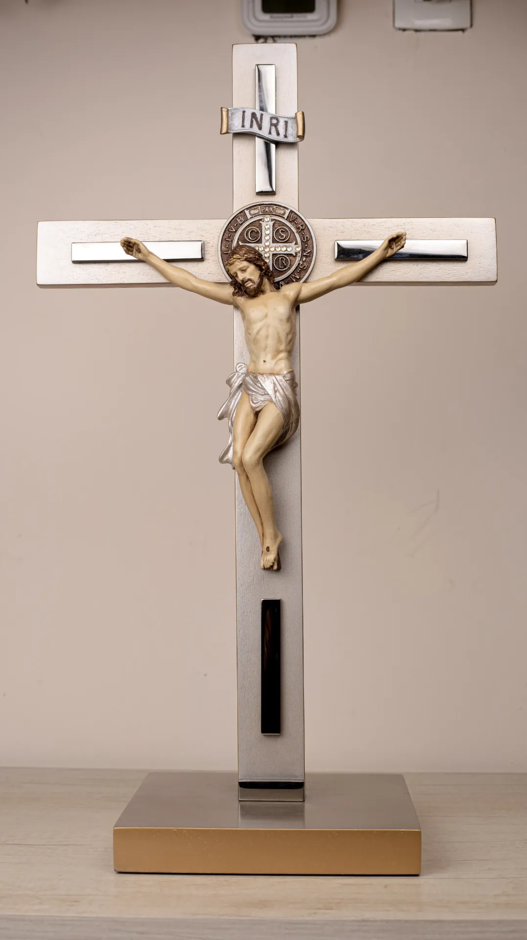 [3B4A1195] Crucifijo de Resina San Benito 3B4A1195
