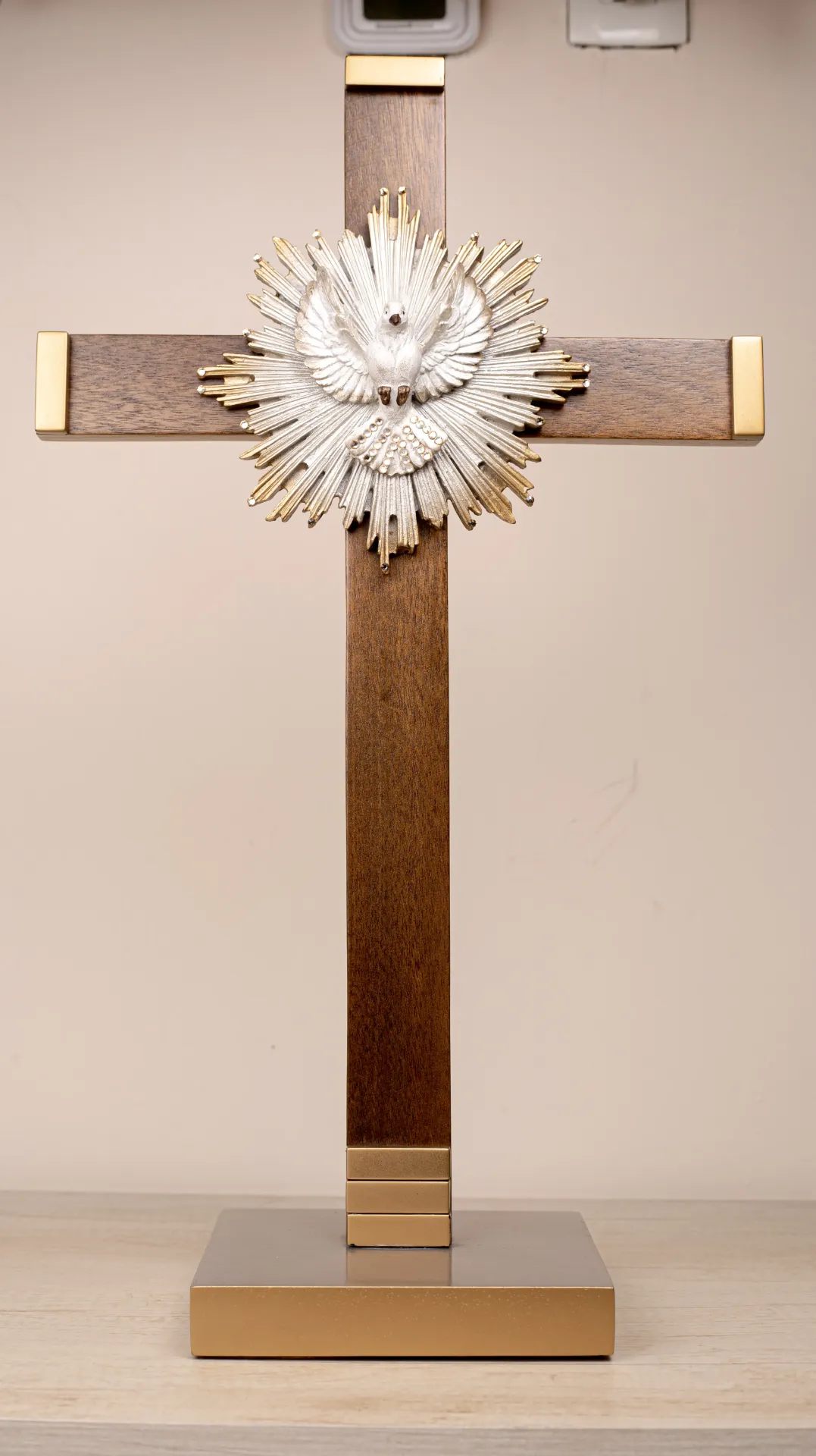 FIGURA DE RESINA CRUZ DEL ESPIRITU SANTO 3B4A1197