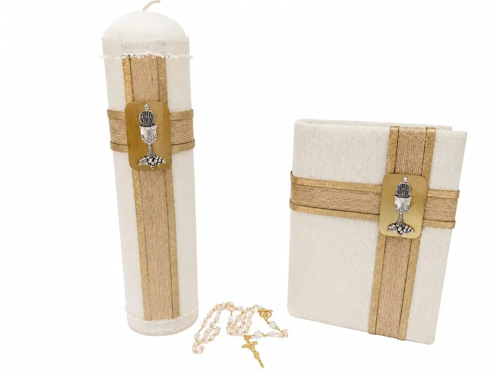 Set de Biblia Latinoamericana, Vela y Rosario para Primera Comunión Beige con Aplicación de Cáliz 3B4A5528