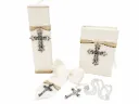 Set de Biblia Latinoamericana, Vela Decorada, Rosario y Moño para Primera Comunión con Cruz de San Benito 3B4A11248