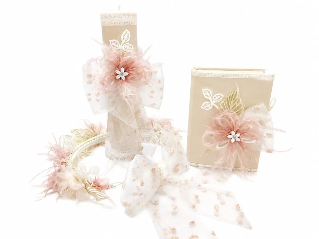 Set de Biblia Latinoamericana, Vela Decorada y Corona para Presentación de Niña en Tonos Blush 3B4A11250