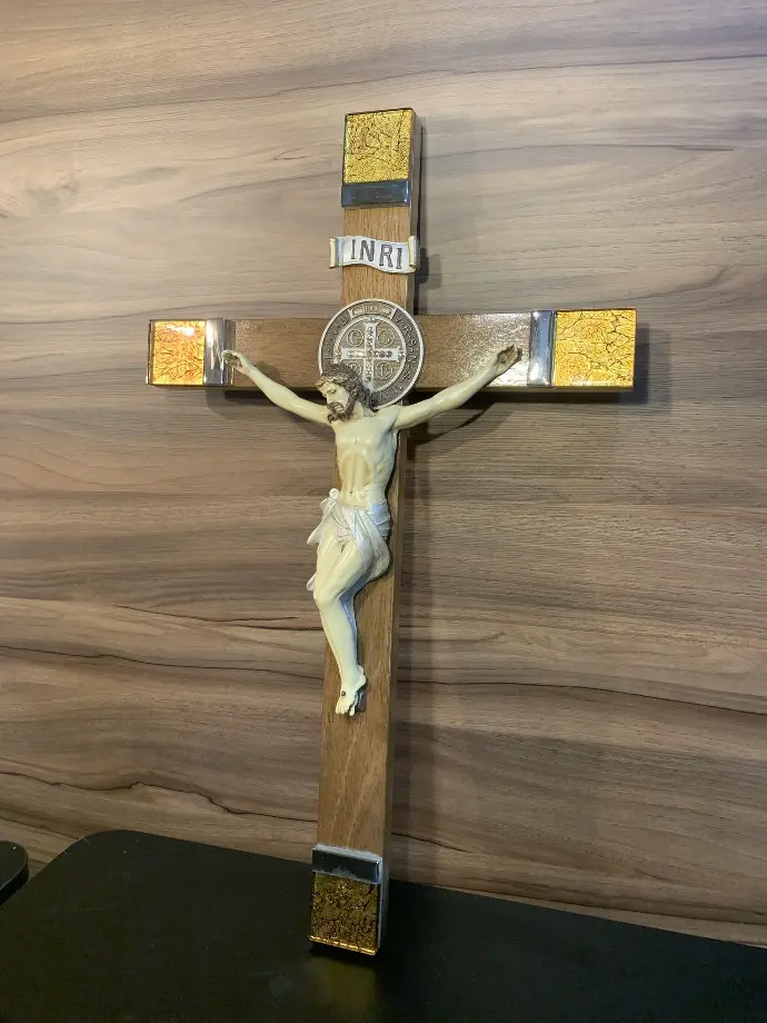 FIGURA DE RESINA CRISTO MED 4 CUADROS ORO NOGAL