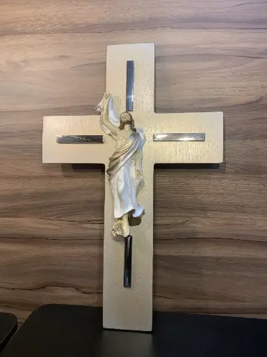 [0007951] FIGURA DE RESINA  JESUS RESUCITADO EN CRUZ