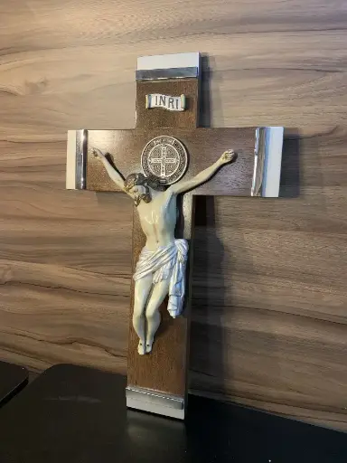 [0007956] FIGURA DE RESINA CRISTO PUNTAS PLATA NOGAL CH 