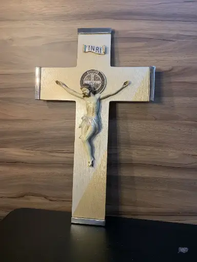 [0003253] FIGURA DE RESINA CRISTO MED ESTILO ORO